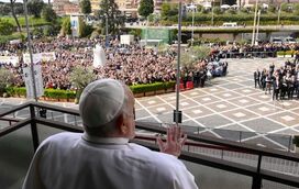 Papa Francisco regressa a casa rodeado de amor. Emoção toma conta do momento