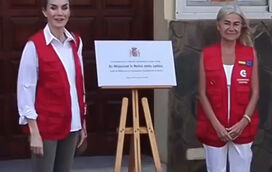 Letizia deixa o glamour e veste roupa de trabalho para visita a solo a Cabo Verde