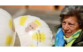 Conheça a mulher que oferece flores amarelas ao Papa Francisco