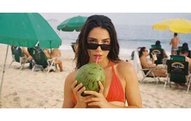 Carolina Carvalho deslumbra em fato de banho no calor das praias do Brasil