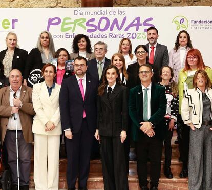 Letizia opta por look andrógino no Dia Internacional das Doenças Raras