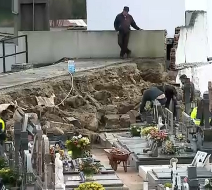 Muro de estádio tomba e destrói cerca de 30 campas no cemitério da Lourosa