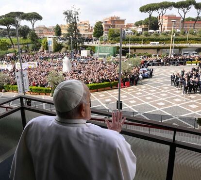Papa Francisco regressa a casa rodeado de amor. Emoção toma conta do momento