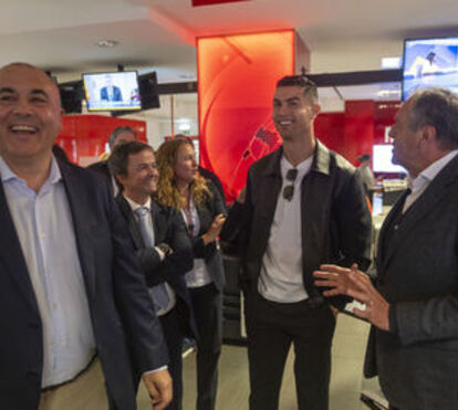 Cristiano Ronaldo visita Medialivre, empresa da qual é acionista