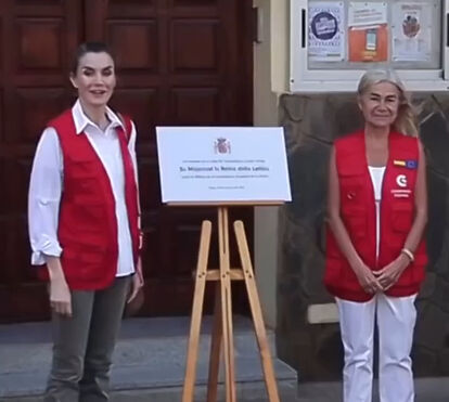 Letizia deixa o glamour e veste roupa de trabalho para visita a solo a Cabo Verde