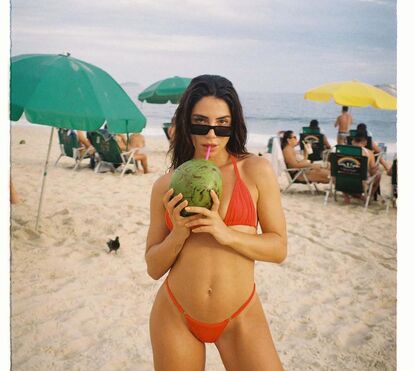 Carolina Carvalho deslumbra em fato de banho no calor das praias do Brasil