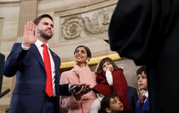 JD Vance com a mulher e os filhos