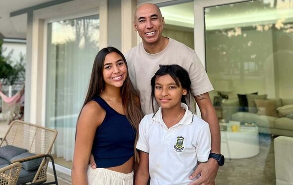 Luisão com as filhas