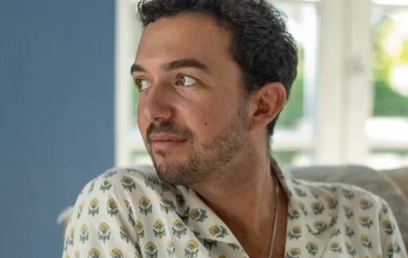 'Burlão' Manuel Santana Lopes está de volta ao trabalho com famosos