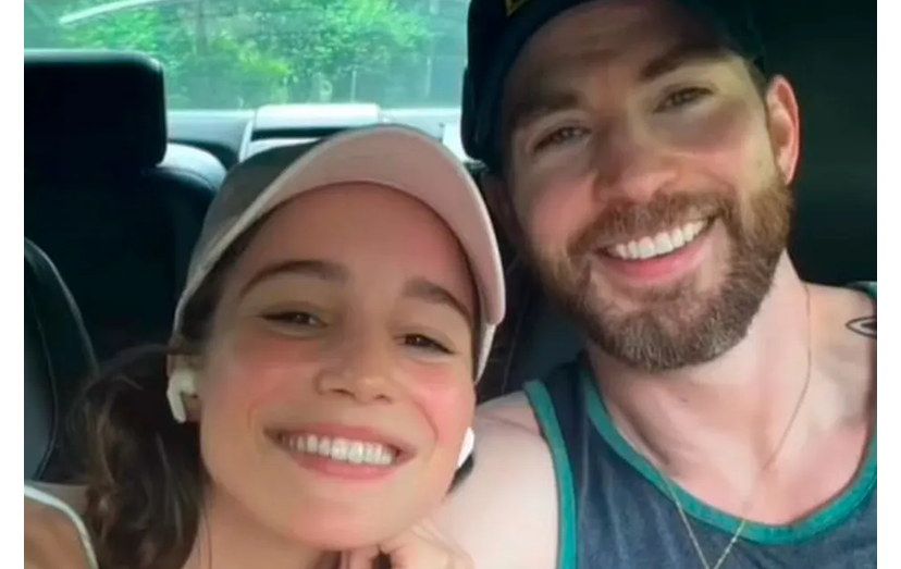 Alba Baptista e Chris Evans 