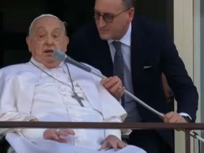 Papa Francisco faz primeira aparição pública