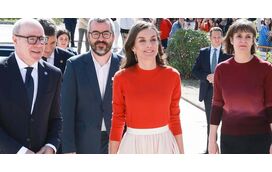 Look primaveril: Letizia encanta com saia plissada de 121 euros