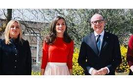 Letizia pronta para a primavera com camisola Hugo Boss e saia plissada Adolfo Domínguez