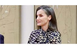 Letizia encanta com vestido floral Massimo Dutti com detalhe muito 'chic'