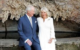 O que eles lutaram por este amor! Carlos e Camilla celebram 20 anos de uma vida a dois que começou muito antes, quando eram três no casamento com Diana
