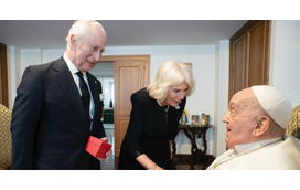 Privilégios da realeza! Carlos III e Camilla encontram-se com o Papa Francisco em privado e ficam "profundamente comovidos"