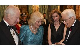 Carlos e Camilla recebidos com pompa e circunstância no Palazzo Quirinale, em Roma