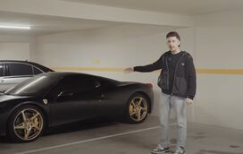 João Barbosa, o conhecido YouTuber Numeiro, mostra-se rodeado de superdesportivos que custam centenas de milhar de euros