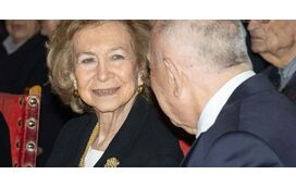 Rainha emérita Sofia usa alfinete de peito com significado muito especial