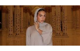 Georgina maravilhosa em visita a mesquita nos Emirados Árabes Unidos