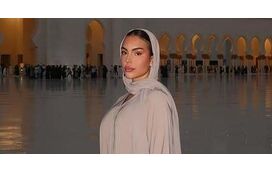 Georgina Rodríguez visita grande mesquita de Abu Dhabi