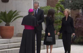 Rainha Sofia fica 'pendurada' ao tentar cumprimentar Felipe VI na homenagem ao Papa