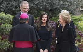 Momento constrangedor na homenagem ao Papa. Felipe VI ignora a mãe e é repreendido por Letizia