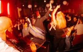 Já não é só para dançar! Discoteca Tokyo recebe noites de stand-up comedy 