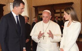Porque a rainha Letizia é uma das seis mulheres em todo o mundo que se pode vestir de branco diante do Papa