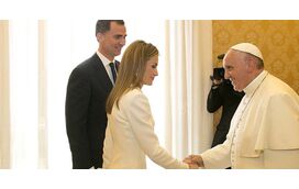 O privilégio de Letizia! A razão pela qual a rainha se podia vestir de branco diante do Papa Francisco