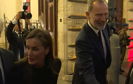 Assim foi o momento em que Felipe e Letizia prestaram homenagem ao Papa Francisco no Vaticano