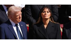 Melania Trump irrepreensível de negro e com mantilha no funeral do Papa no Vaticano