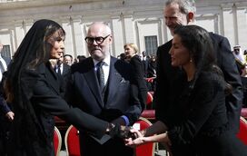 Letizia e Melania encontram-se no funeral do Papa, mas rainha deixa mulher de Trump "pendurada"