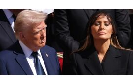Melania pelos cabelos com Donald Trump: aumenta a distância entre ela e o marido