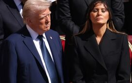 Olha as maneiras! Donald Trump com pastilha elástica e ao telemóvel no funeral do Papa leva Melania ao limite