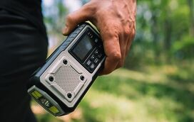 Precisamos deste rádio e não sabíamos! Recarregável a energia solar ou manivela, serve também de lanterna e power bank