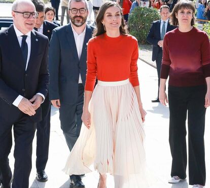 Look primaveril: Letizia encanta com saia plissada de 121 euros
