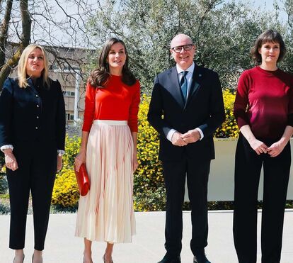 Letizia pronta para a primavera com camisola Hugo Boss e saia plissada Adolfo Domínguez