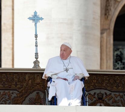 Momento emotivo. Papa Francisco regressa ao Vaticano e é acarinhado pelos fiéis