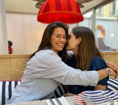 Que bonita e crescida está a filha de Pedro Texeira e Cláudia Vieira! Atores juntam-se para a festa