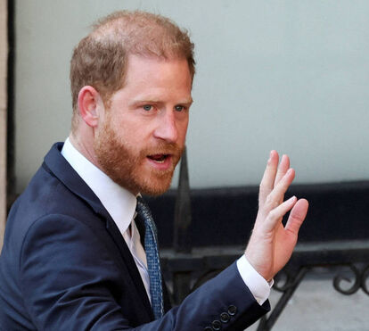 Sério e sozinho, príncipe Harry regressa a Londres para uma batalha judicial 