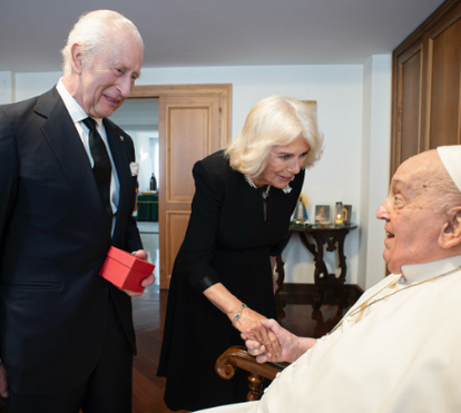 Privilégios da realeza! Carlos III e Camilla encontram-se com o Papa Francisco em privado e ficam 'profundamente comovidos'