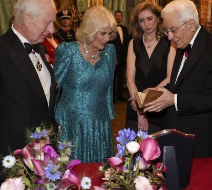 Carlos e Camilla recebidos com pompa e circunstância no Palazzo Quirinale, em Roma