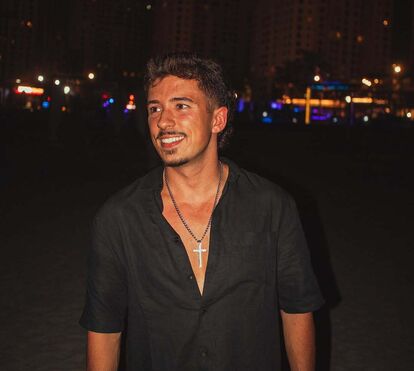 Ferraris, fraudes, apostas e misoginia: a vida de luxo e polémicas de Numeiro, o YouTuber que está a gerar uma onda de indignação
