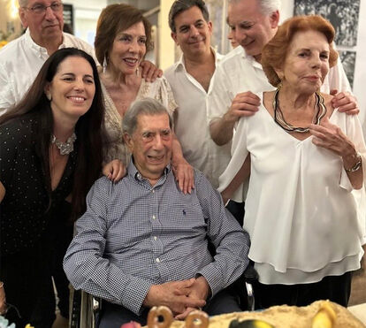 Assim foi o último aniversário de Mario Vargas Llosa. Escritor assinalou a data em família no final de março