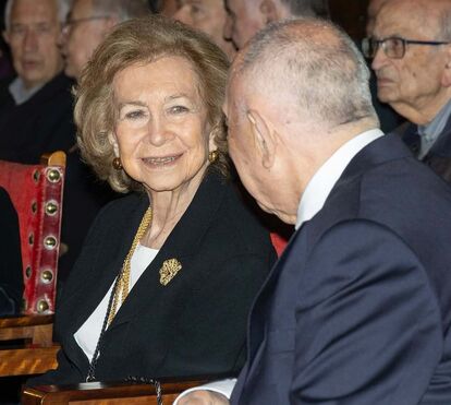 Rainha emérita Sofia usa alfinete de peito com significado muito especial
