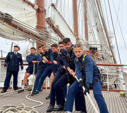 As imagens da princesa Leonor a trabalhar no duro a bordo do navio-escola