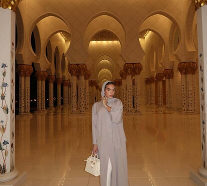 Georgina maravilhosa em visita a mesquita nos Emirados Árabes Unidos