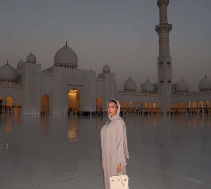 Georgina Rodríguez visita grande mesquita de Abu Dhabi