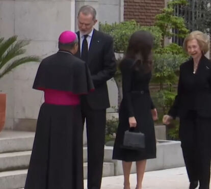 Momento constrangedor na homenagem ao Papa. Felipe VI ignora a mãe e é repreendido por Letizia
